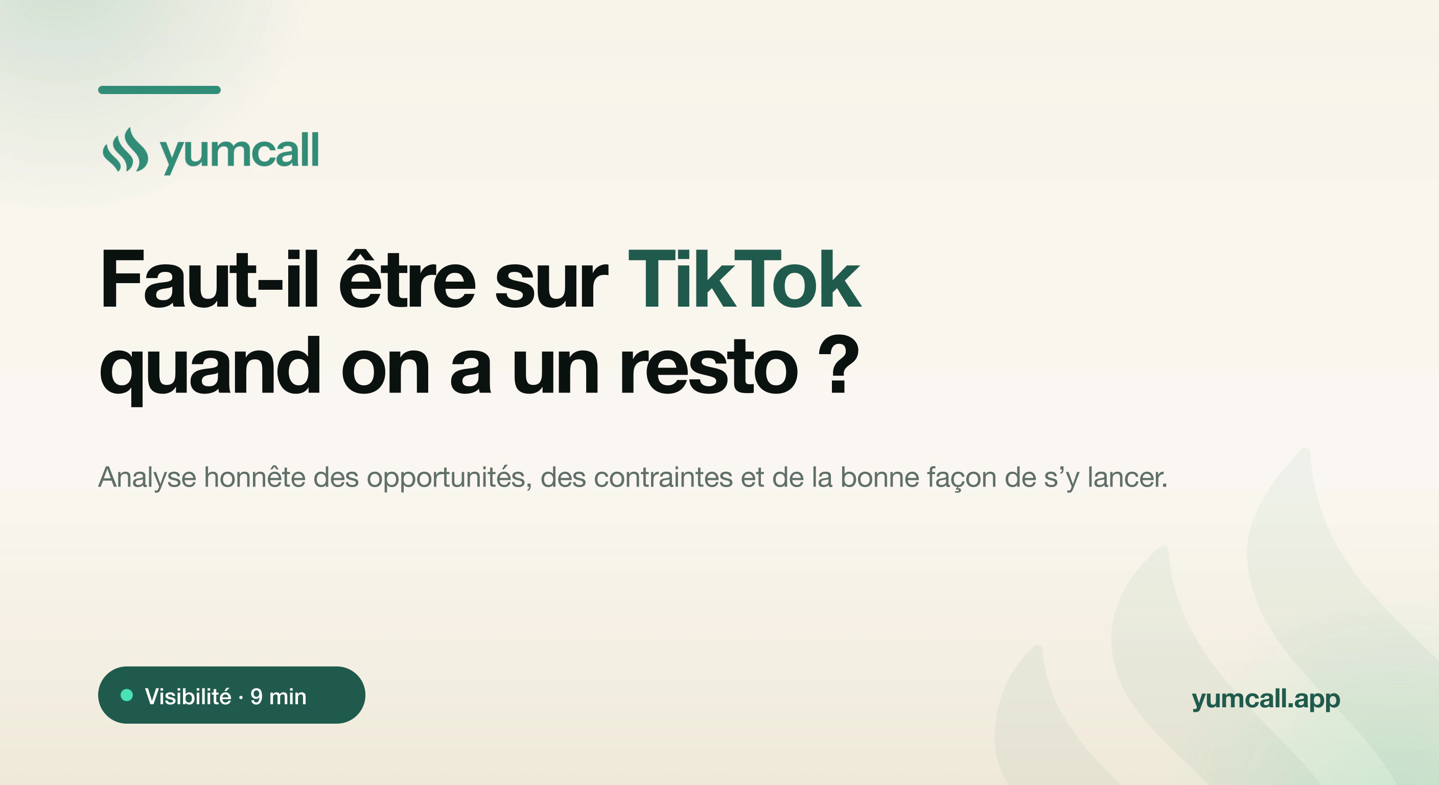 Faut-il être sur TikTok quand on a un restaurant : analyse Yumcall des opportunités de découverte, des contraintes du format vidéo et de la conversion des vues en réservations captées 24h/24, illustration de bannière de marque sur fond crème.